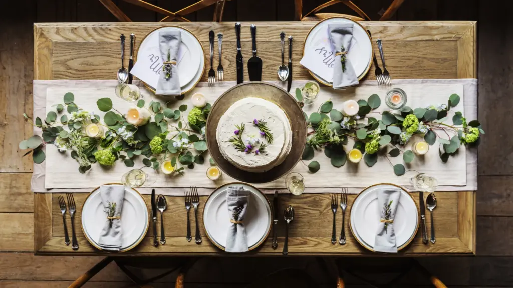 Foto: Dekorativ gedeckter Tisch (© rawpixel – pixabay.com)