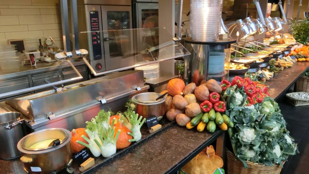 Foto: Ausgabebereich Großküche mit Gemüsedekoration (© Ibokel – pixabay.com)
